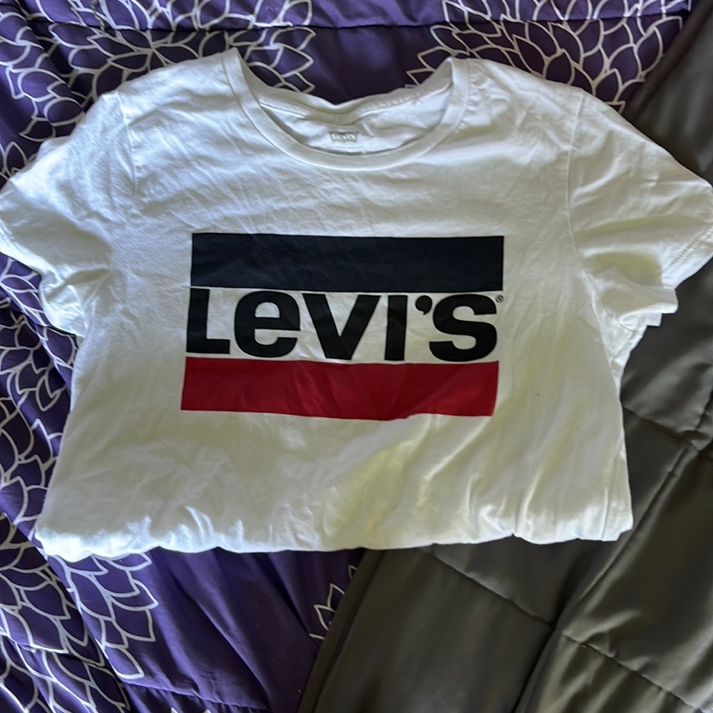 Whit Levi’s t-shirt with logo on front